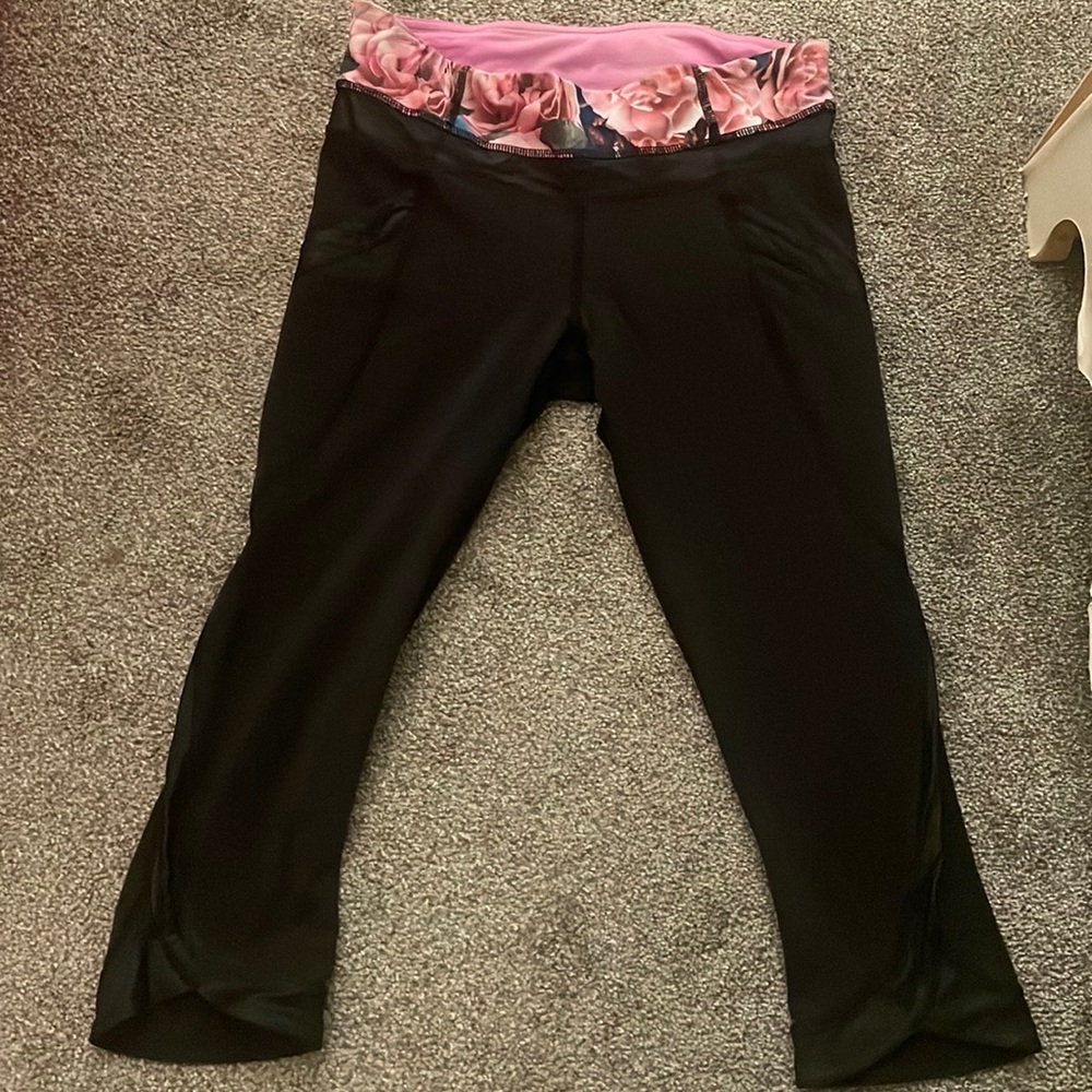 Lululemon size 6 leggings side pockets